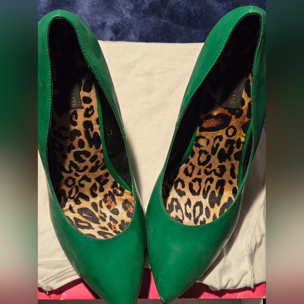 Size 11 womens Pointed heel